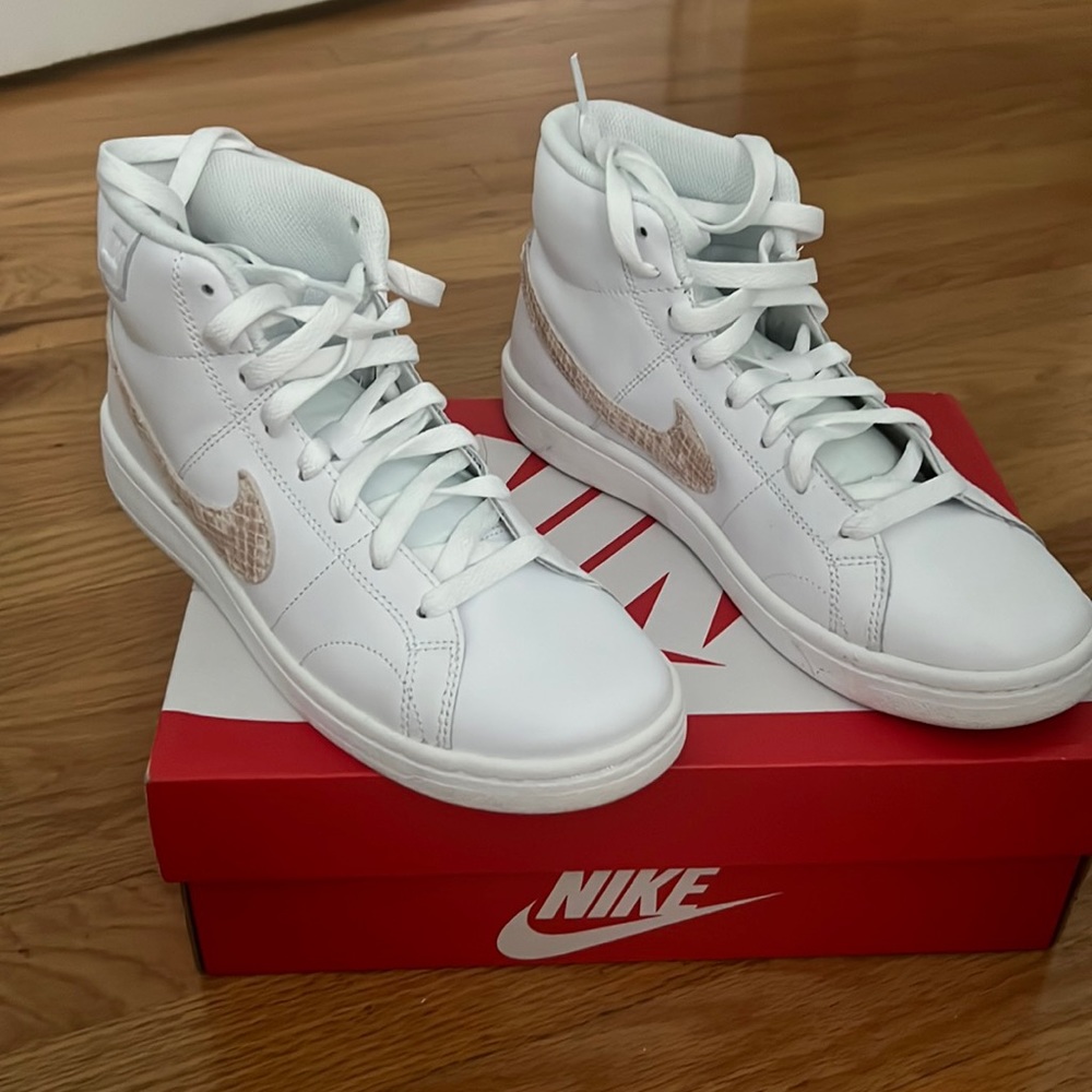 Nike women’s Court Royal Sneakers